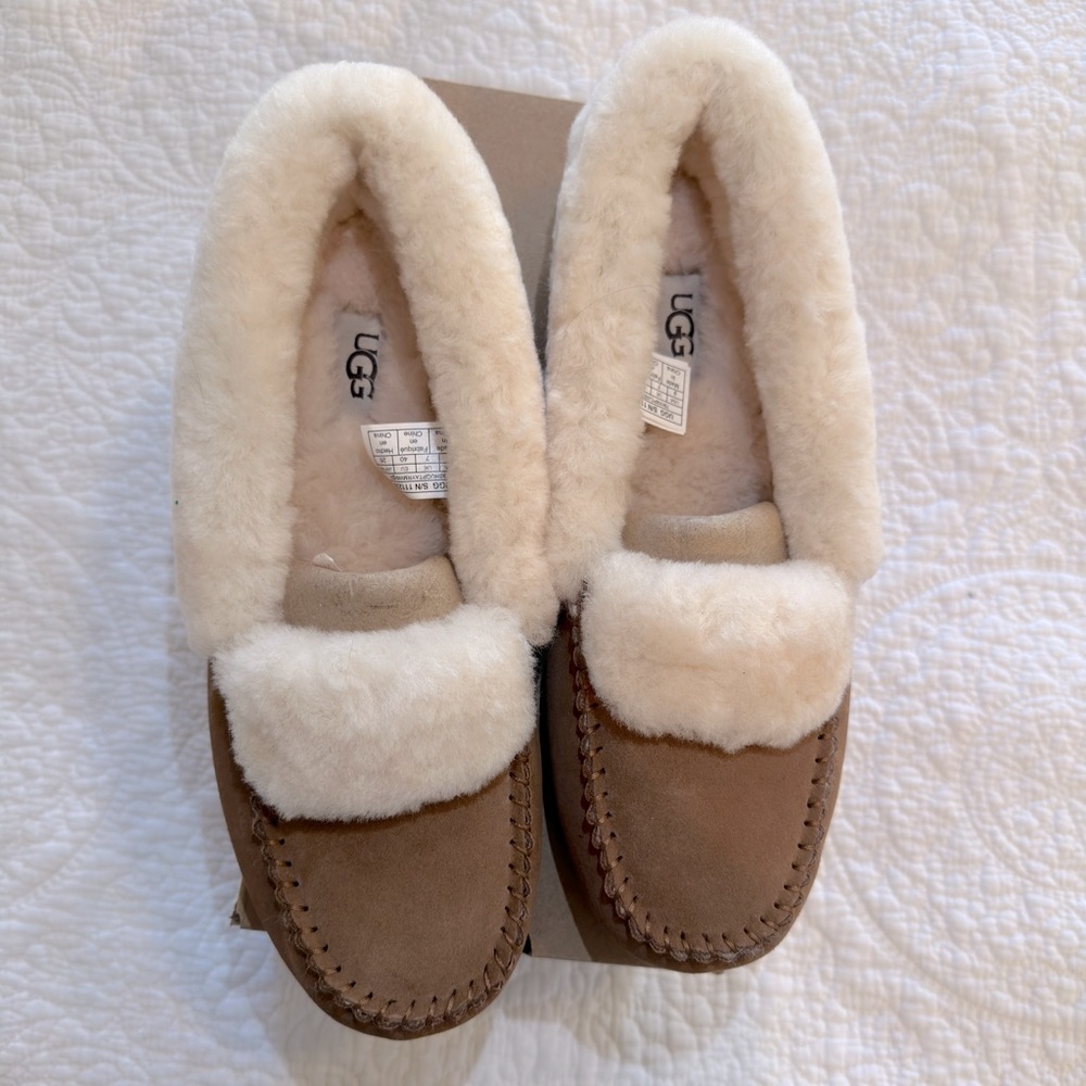 New in Box UGG Dakota Split Seam Chestnut Slippers NWT Size 9